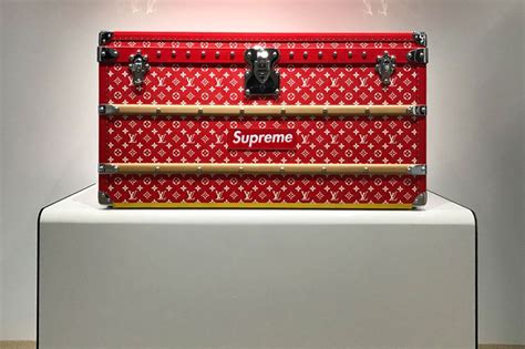 lv supreme 皮夾|Supreme x Louis Vuitton 聯名皮箱售價出爐 真的是天價！.